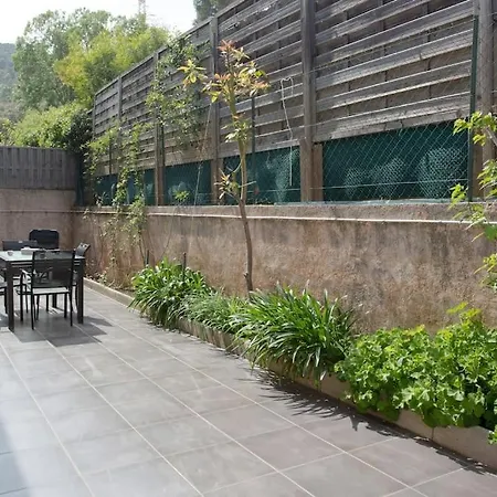 En Rez De Jardin Et Terrasse Dans * 耶尔