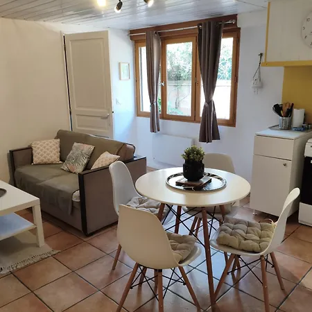En Rez De Jardin Et Terrasse Dans דירה *